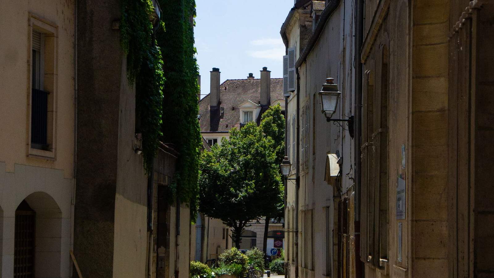 Toiture à Chenôve (21300) : maisons anciennes et toits pentus le long d'une ruelle