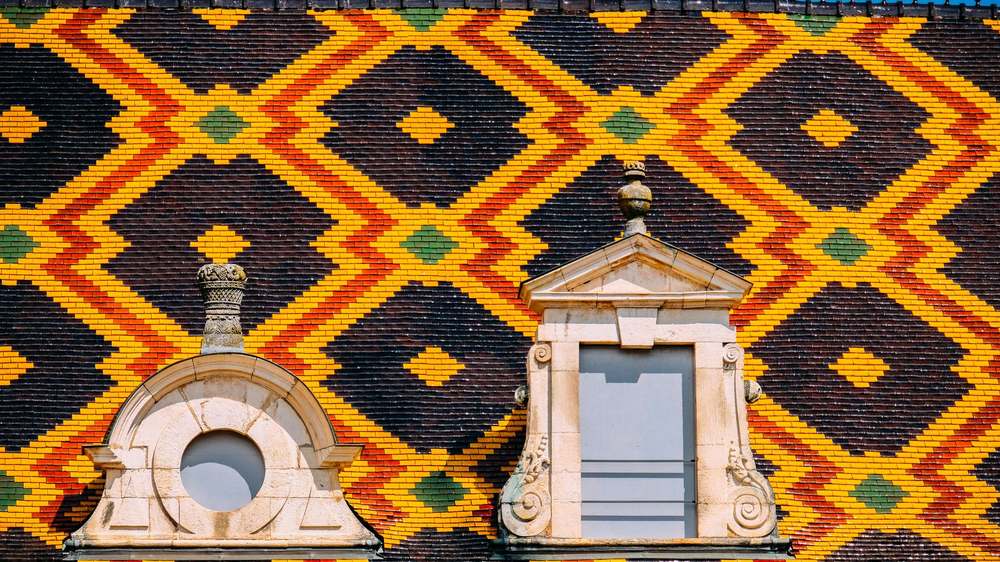 Toit de tuiles vernissées polychromes en Bourgogne