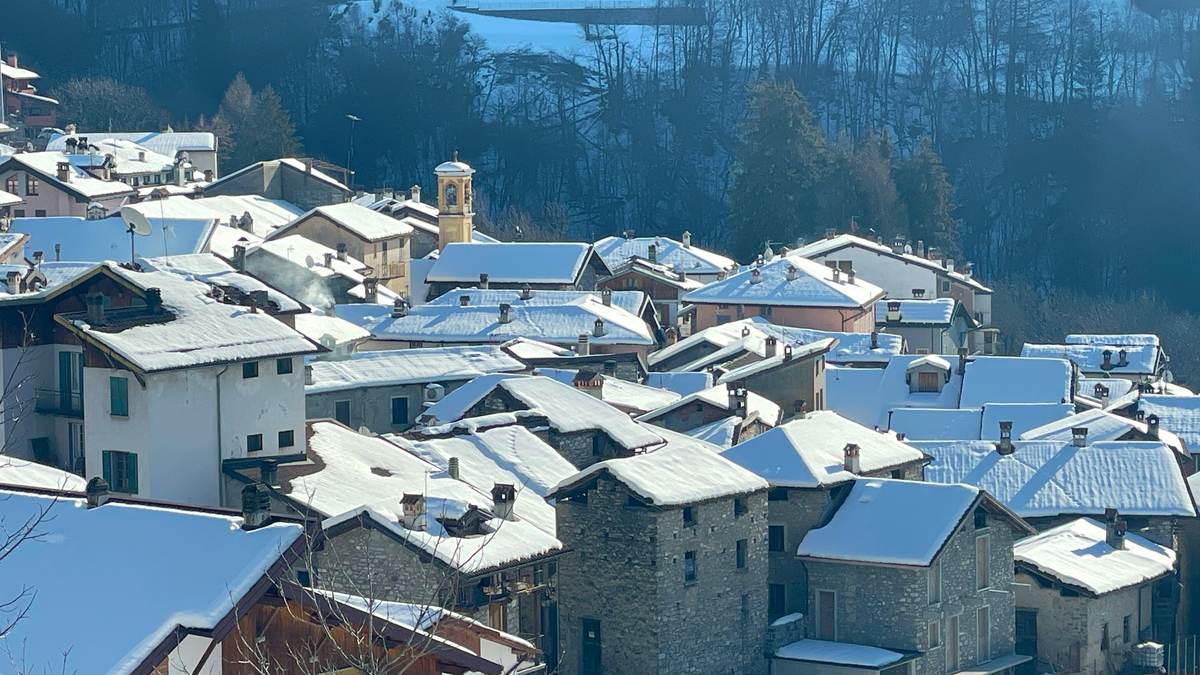 Village du Jura sous la neige, toitures à forte pente